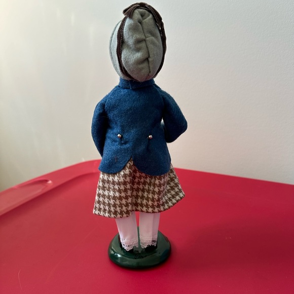 30% OFF Byers Choice Caroler 2020 Palmer Girl with Wreath - Picture 3 of 4